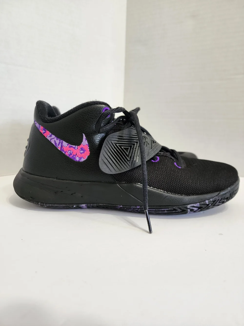 Nike Kyrie Flytrap 3 GS Floral Swoosh Basketball Shoes Black 6Y FLAW READ DESC
